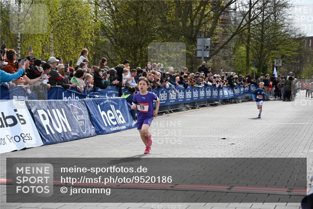 12.04.2026 - 45. Internationalen Wilhelmsburger Insellauf J. Mangold http://msf.ph/oto/9520186 12.04.2026 14:08:05 Ziel 15, 1508 meine-sportfotos.de