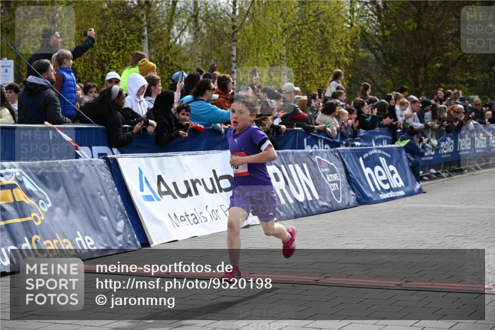 12.04.2026 - 45. Internationalen Wilhelmsburger Insellauf J. Mangold http://msf.ph/oto/9520198 12.04.2026 14:08:06 Ziel 15, 1508 meine-sportfotos.de