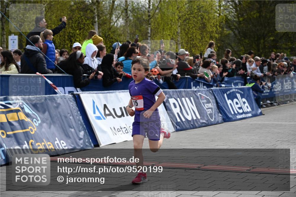 12.04.2026 - 45. Internationalen Wilhelmsburger Insellauf J. Mangold http://msf.ph/oto/9520199 12.04.2026 14:08:07 Ziel 15, 1508 meine-sportfotos.de