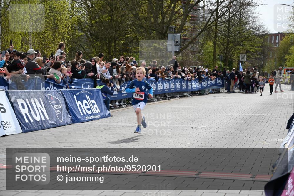 12.04.2026 - 45. Internationalen Wilhelmsburger Insellauf J. Mangold http://msf.ph/oto/9520201 12.04.2026 14:08:08 Ziel 15, 1508 meine-sportfotos.de