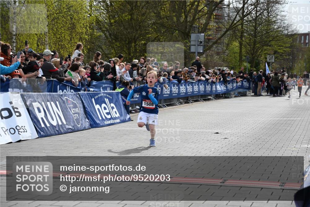 12.04.2026 - 45. Internationalen Wilhelmsburger Insellauf J. Mangold http://msf.ph/oto/9520203 12.04.2026 14:08:08 Ziel 15, 1508 meine-sportfotos.de