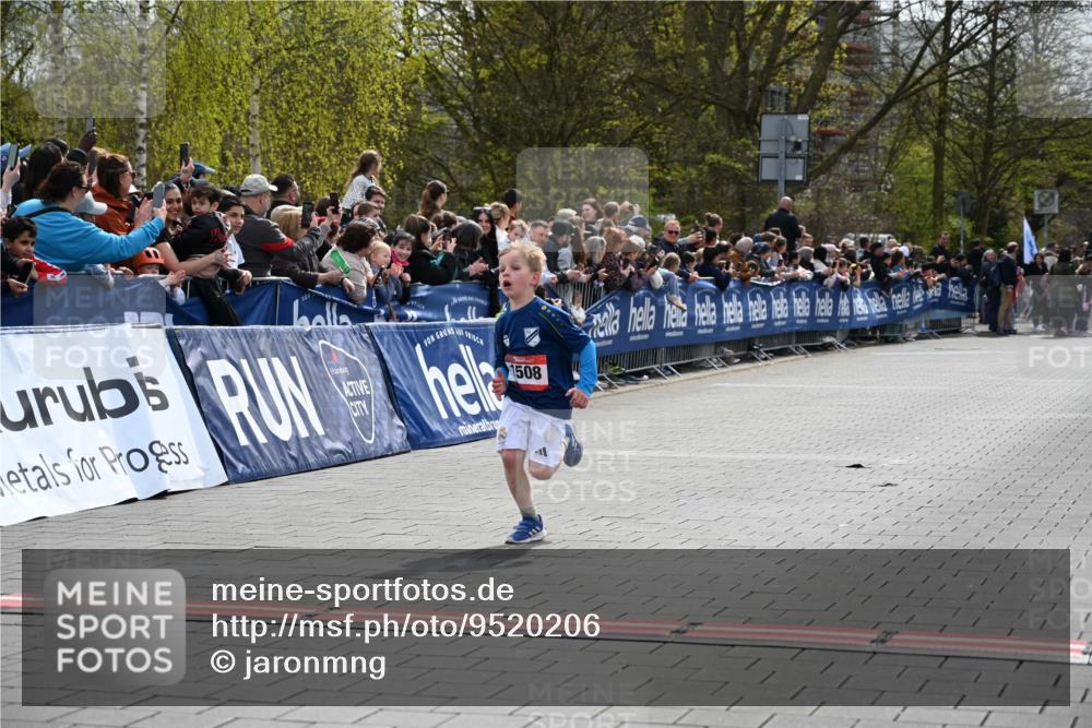 12.04.2026 - 45. Internationalen Wilhelmsburger Insellauf J. Mangold http://msf.ph/oto/9520206 12.04.2026 14:08:08 Ziel 15, 1508 meine-sportfotos.de