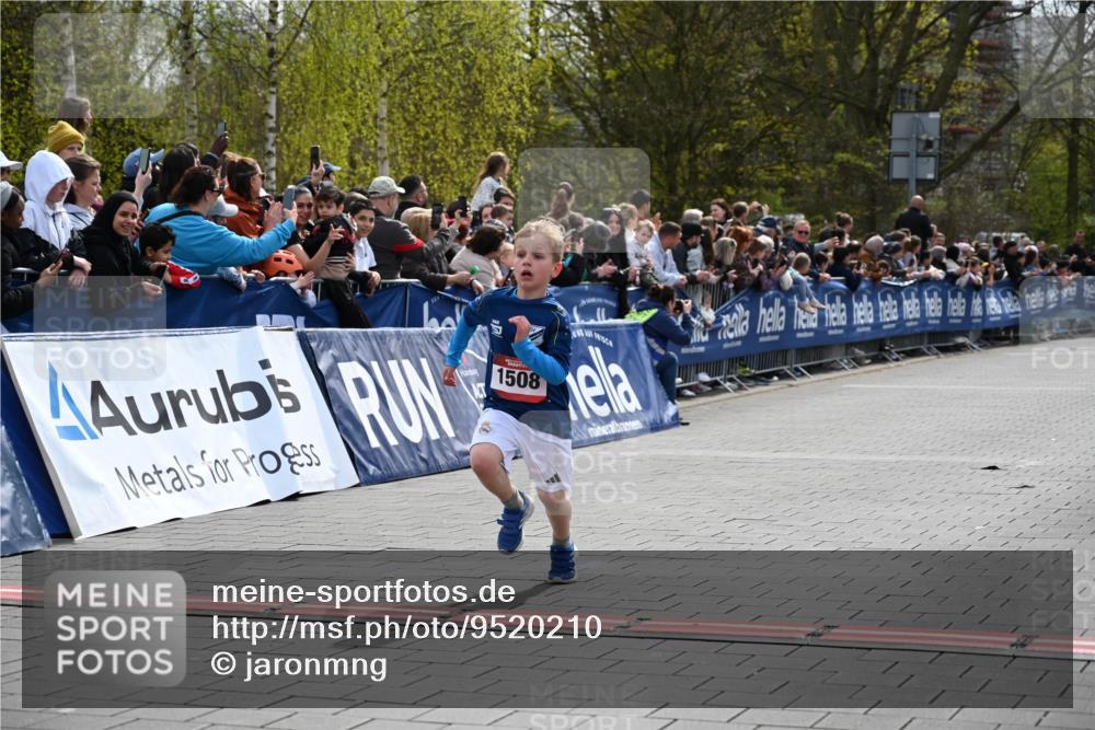 12.04.2026 - 45. Internationalen Wilhelmsburger Insellauf J. Mangold http://msf.ph/oto/9520210 12.04.2026 14:08:09 Ziel 15, 1508 meine-sportfotos.de