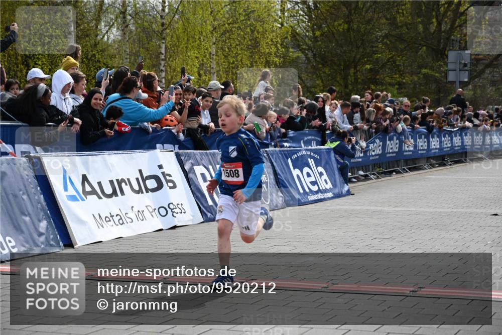 12.04.2026 - 45. Internationalen Wilhelmsburger Insellauf J. Mangold http://msf.ph/oto/9520212 12.04.2026 14:08:09 Ziel 15, 1508 meine-sportfotos.de