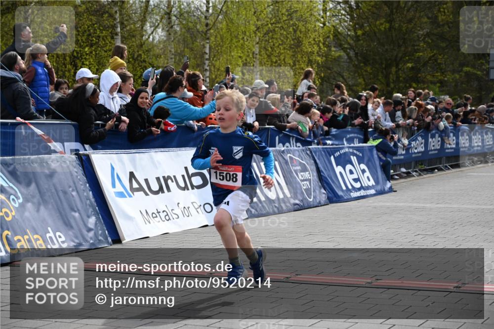 12.04.2026 - 45. Internationalen Wilhelmsburger Insellauf J. Mangold http://msf.ph/oto/9520214 12.04.2026 14:08:09 Ziel 15, 1508 meine-sportfotos.de