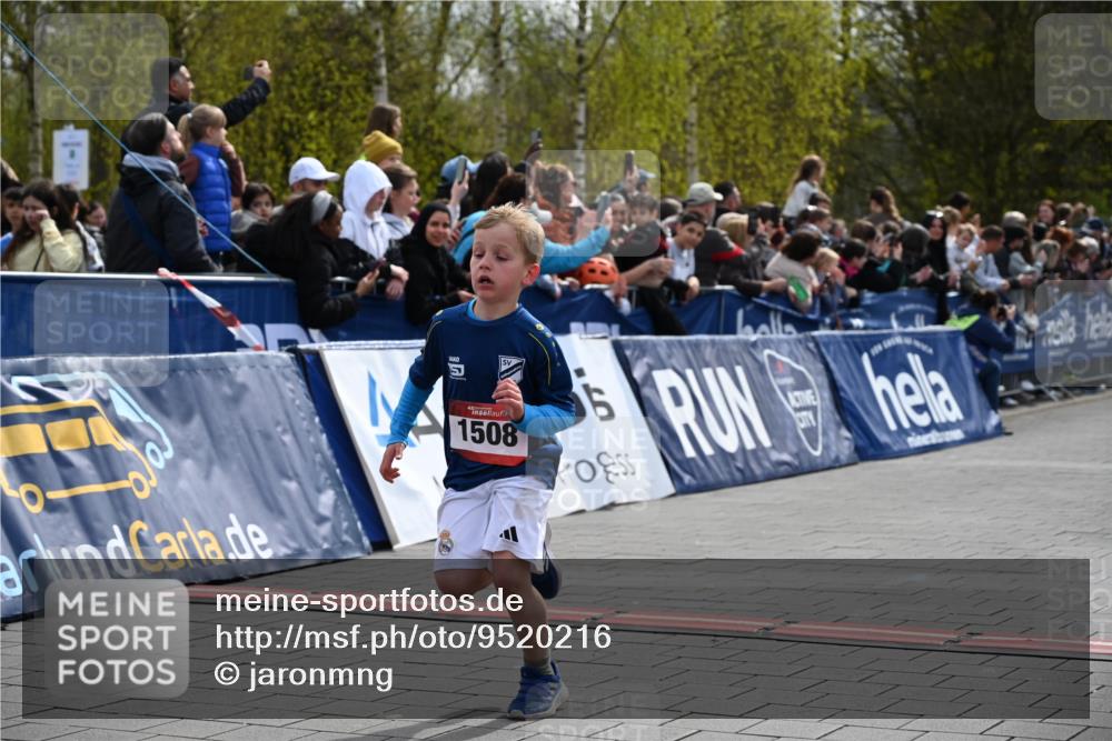 12.04.2026 - 45. Internationalen Wilhelmsburger Insellauf J. Mangold http://msf.ph/oto/9520216 12.04.2026 14:08:09 Ziel 15, 1508 meine-sportfotos.de