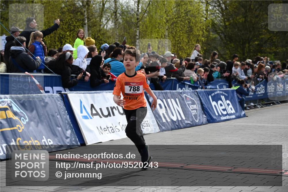 12.04.2026 - 45. Internationalen Wilhelmsburger Insellauf J. Mangold http://msf.ph/oto/9520243 12.04.2026 14:08:18 Ziel 1523, 788, 1510 meine-sportfotos.de