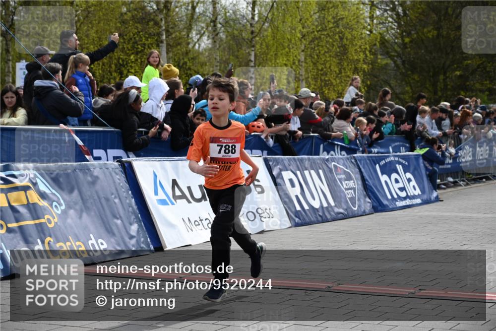 12.04.2026 - 45. Internationalen Wilhelmsburger Insellauf J. Mangold http://msf.ph/oto/9520244 12.04.2026 14:08:18 Ziel 1523, 788, 1510 meine-sportfotos.de