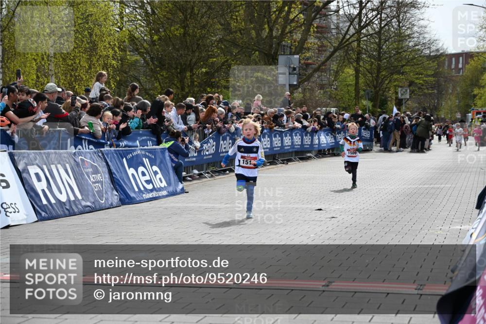 12.04.2026 - 45. Internationalen Wilhelmsburger Insellauf J. Mangold http://msf.ph/oto/9520246 12.04.2026 14:08:21 Ziel 788, 1510, 1509 meine-sportfotos.de