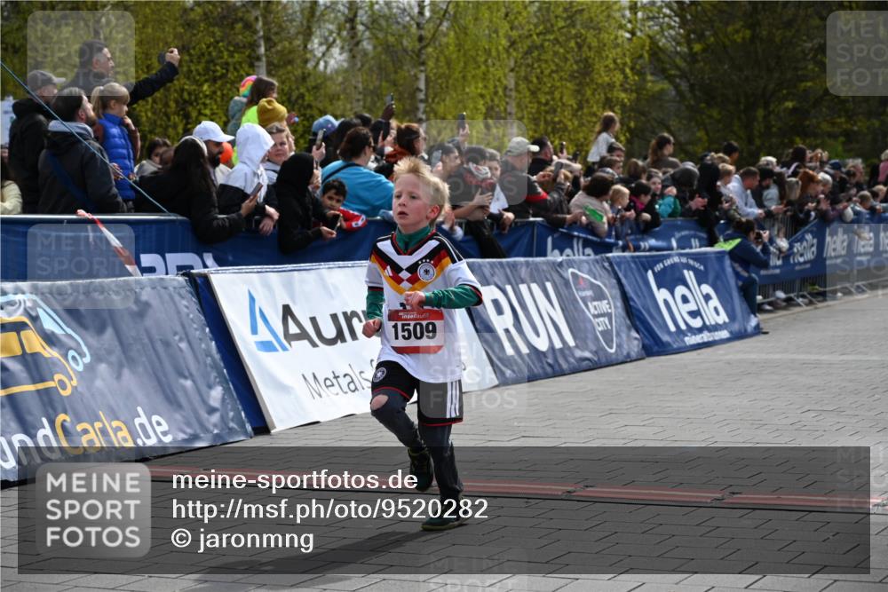 12.04.2026 - 45. Internationalen Wilhelmsburger Insellauf J. Mangold http://msf.ph/oto/9520282 12.04.2026 14:08:26 Ziel 1510, 1509, 58, 26 meine-sportfotos.de