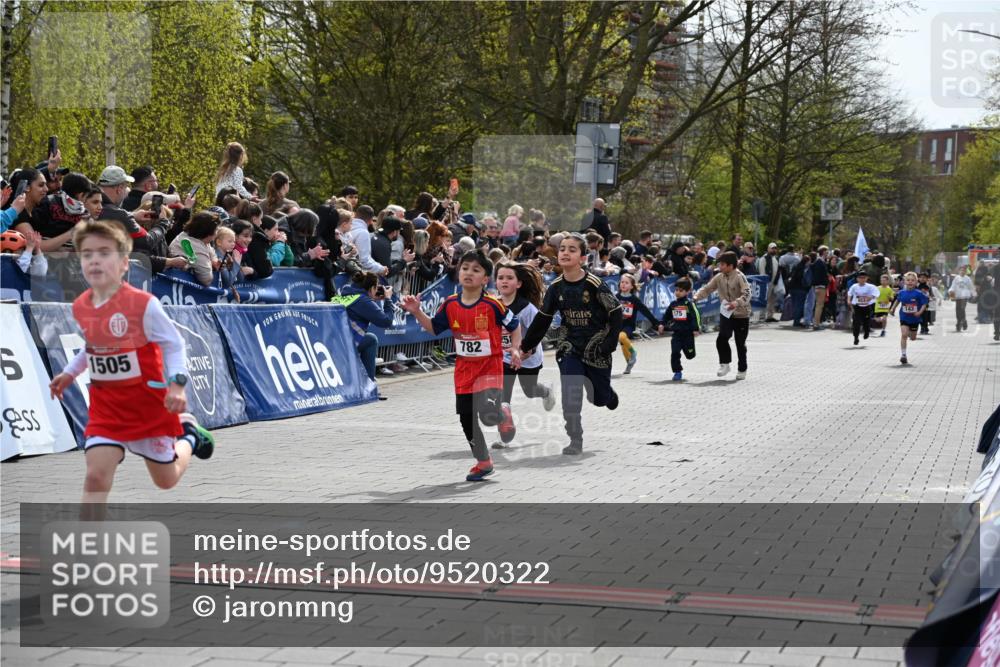 12.04.2026 - 45. Internationalen Wilhelmsburger Insellauf J. Mangold http://msf.ph/oto/9520322 12.04.2026 14:08:35 Ziel 716, 1505, 782, 258, 175, 174 meine-sportfotos.de