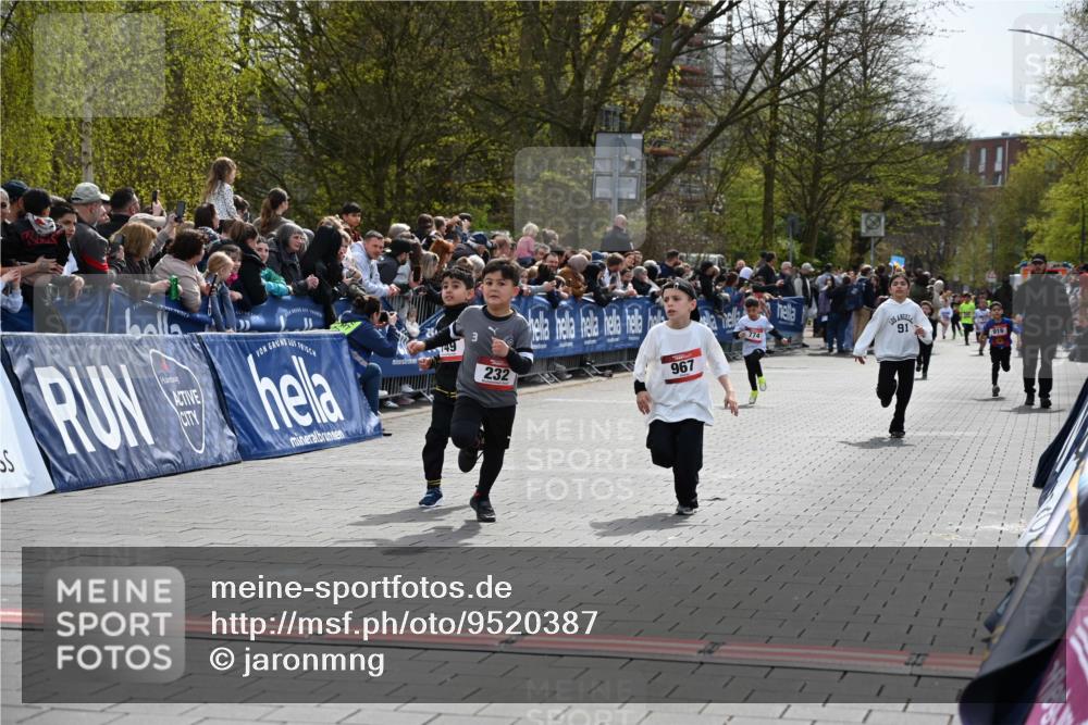 12.04.2026 - 45. Internationalen Wilhelmsburger Insellauf J. Mangold http://msf.ph/oto/9520387 12.04.2026 14:08:44 Ziel 653, 143, 1057, 232, 749, 967, 774 meine-sportfotos.de