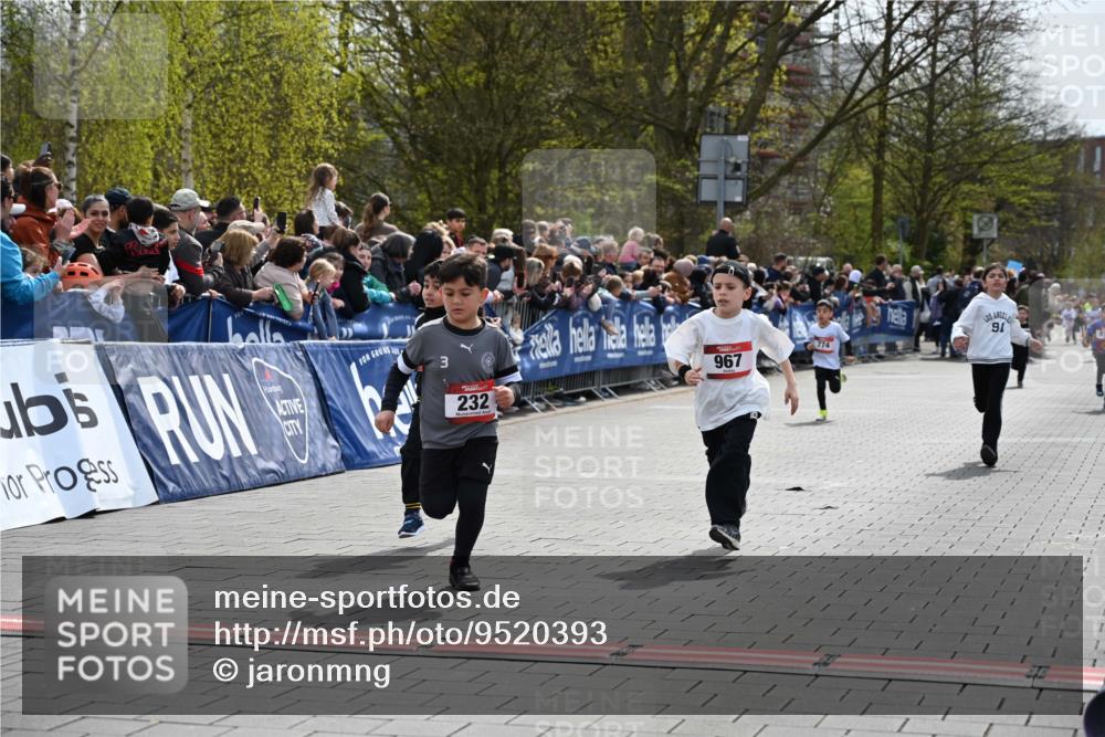 12.04.2026 - 45. Internationalen Wilhelmsburger Insellauf J. Mangold http://msf.ph/oto/9520393 12.04.2026 14:08:44 Ziel 653, 143, 1057, 232, 749, 967, 774 meine-sportfotos.de