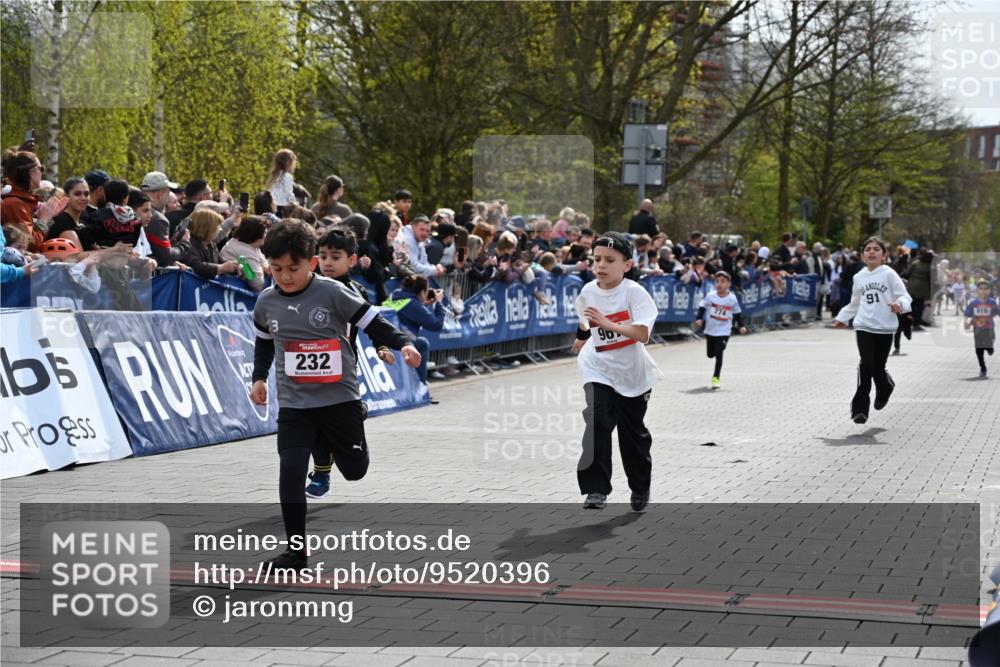 12.04.2026 - 45. Internationalen Wilhelmsburger Insellauf J. Mangold http://msf.ph/oto/9520396 12.04.2026 14:08:45 Ziel 1057, 232, 749, 967, 774 meine-sportfotos.de