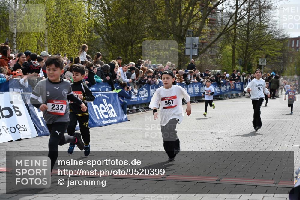 12.04.2026 - 45. Internationalen Wilhelmsburger Insellauf J. Mangold http://msf.ph/oto/9520399 12.04.2026 14:08:45 Ziel 1057, 232, 749, 967, 774 meine-sportfotos.de