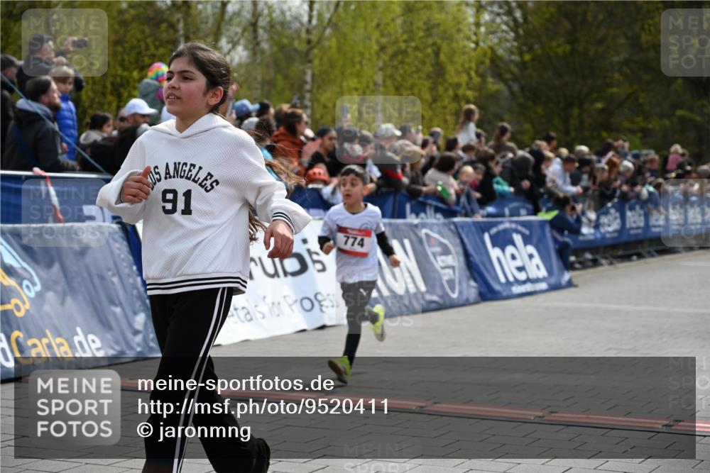 12.04.2026 - 45. Internationalen Wilhelmsburger Insellauf J. Mangold http://msf.ph/oto/9520411 12.04.2026 14:08:48 Ziel 232, 749, 967, 774, 919, 754 meine-sportfotos.de