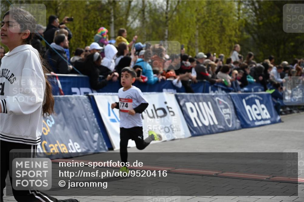 12.04.2026 - 45. Internationalen Wilhelmsburger Insellauf J. Mangold http://msf.ph/oto/9520416 12.04.2026 14:08:49 Ziel 749, 967, 774, 919, 754 meine-sportfotos.de