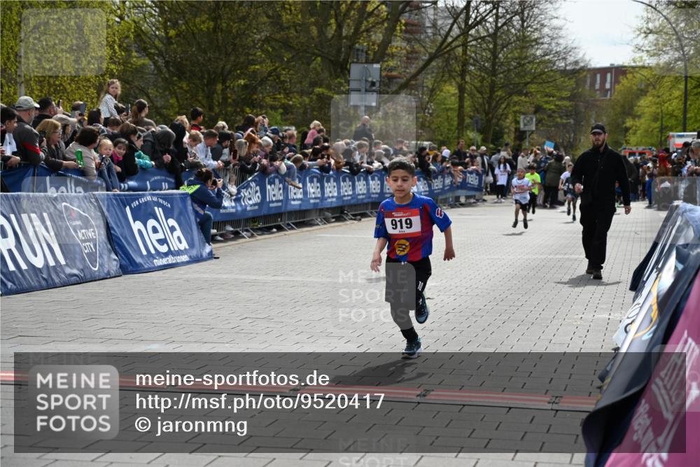 12.04.2026 - 45. Internationalen Wilhelmsburger Insellauf J. Mangold http://msf.ph/oto/9520417 12.04.2026 14:08:50 Ziel 774, 919, 754 meine-sportfotos.de