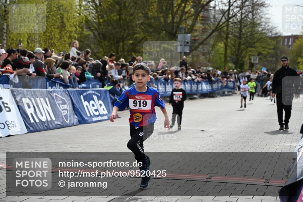 12.04.2026 - 45. Internationalen Wilhelmsburger Insellauf J. Mangold http://msf.ph/oto/9520425 12.04.2026 14:08:50 Ziel 774, 919, 754 meine-sportfotos.de