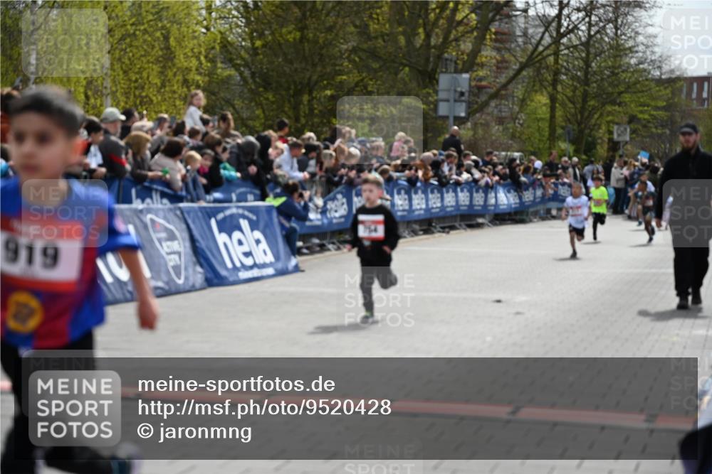 12.04.2026 - 45. Internationalen Wilhelmsburger Insellauf J. Mangold http://msf.ph/oto/9520428 12.04.2026 14:08:51 Ziel 774, 919, 754 meine-sportfotos.de