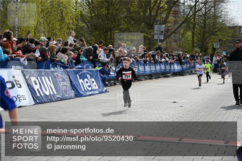 12.04.2026 - 45. Internationalen Wilhelmsburger Insellauf J. Mangold http://msf.ph/oto/9520430 12.04.2026 14:08:51 Ziel 774, 919, 754 meine-sportfotos.de