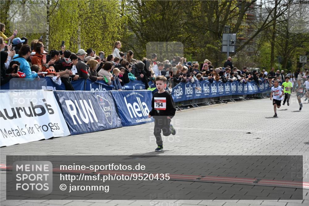 12.04.2026 - 45. Internationalen Wilhelmsburger Insellauf J. Mangold http://msf.ph/oto/9520435 12.04.2026 14:08:52 Ziel 774, 919, 754, 211, 711, 530 meine-sportfotos.de