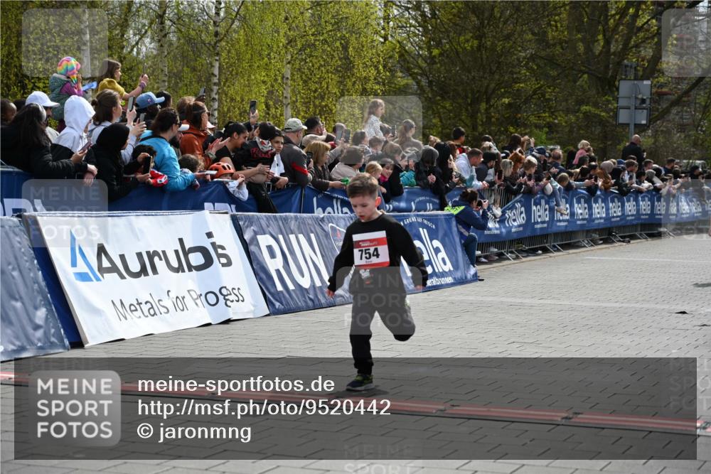 12.04.2026 - 45. Internationalen Wilhelmsburger Insellauf J. Mangold http://msf.ph/oto/9520442 12.04.2026 14:08:52 Ziel 774, 919, 754, 211, 711, 530 meine-sportfotos.de