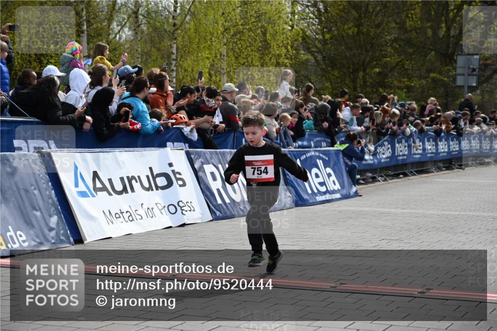 12.04.2026 - 45. Internationalen Wilhelmsburger Insellauf J. Mangold http://msf.ph/oto/9520444 12.04.2026 14:08:52 Ziel 774, 919, 754, 211, 711, 530 meine-sportfotos.de