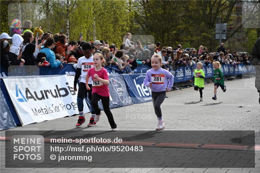 12.04.2026 - 45. Internationalen Wilhelmsburger Insellauf J. Mangold http://msf.ph/oto/9520483 12.04.2026 14:09:03 Ziel 91, 254, 1506, 266, 713, 547, 762, 281, 928, 953, 614, 235 meine-sportfotos.de