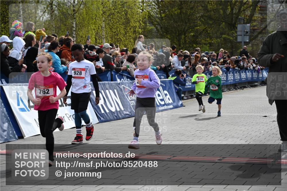 12.04.2026 - 45. Internationalen Wilhelmsburger Insellauf J. Mangold http://msf.ph/oto/9520488 12.04.2026 14:09:03 Ziel 91, 254, 1506, 266, 713, 547, 762, 281, 928, 953, 614, 235 meine-sportfotos.de