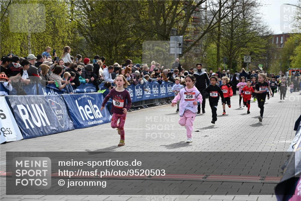 12.04.2026 - 45. Internationalen Wilhelmsburger Insellauf J. Mangold http://msf.ph/oto/9520503 12.04.2026 14:09:08 Ziel 928, 953, 614, 235, 50, 256, 214, 939, 274, 191, 1075 meine-sportfotos.de