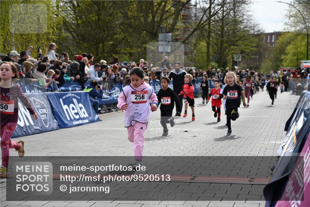12.04.2026 - 45. Internationalen Wilhelmsburger Insellauf J. Mangold http://msf.ph/oto/9520513 12.04.2026 14:09:09 Ziel 953, 614, 235, 50, 256, 214, 939, 274, 191, 1075, 52, 247 meine-sportfotos.de