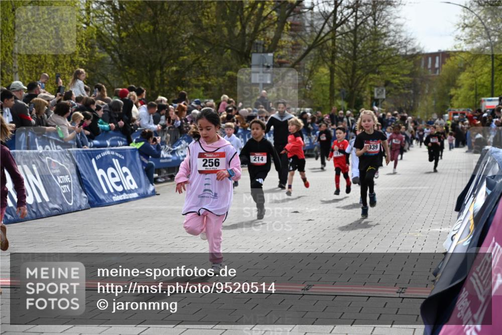 12.04.2026 - 45. Internationalen Wilhelmsburger Insellauf J. Mangold http://msf.ph/oto/9520514 12.04.2026 14:09:09 Ziel 953, 614, 235, 50, 256, 214, 939, 274, 191, 1075, 52, 247 meine-sportfotos.de