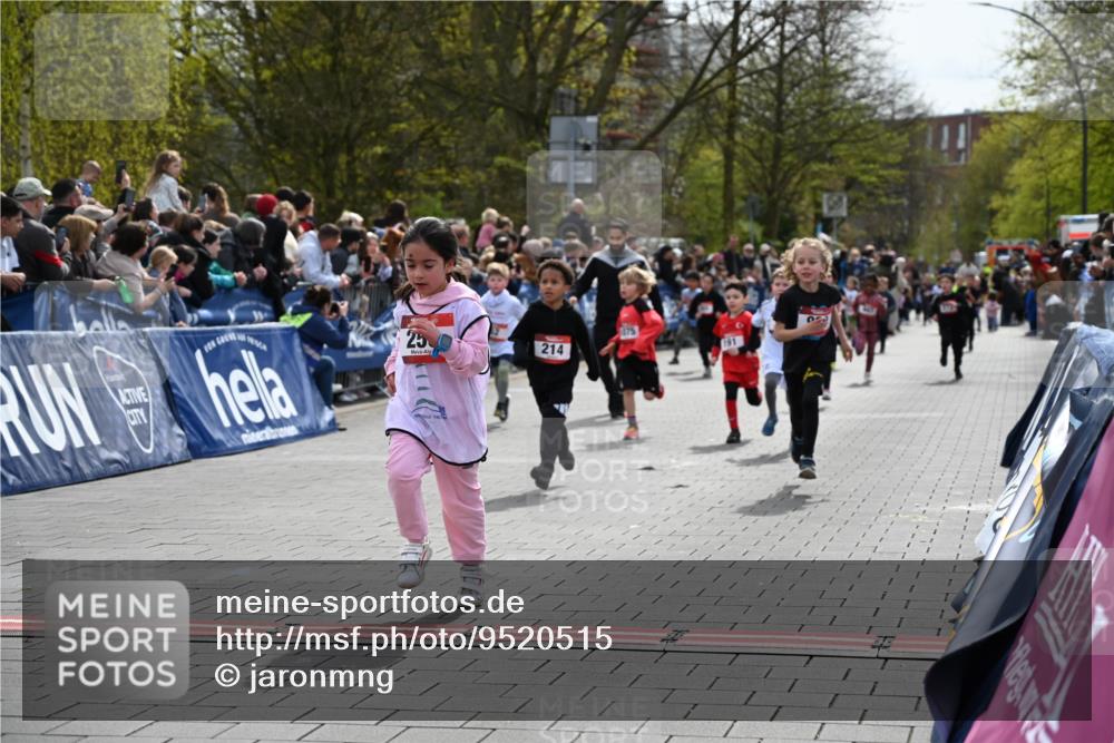 12.04.2026 - 45. Internationalen Wilhelmsburger Insellauf J. Mangold http://msf.ph/oto/9520515 12.04.2026 14:09:09 Ziel 953, 614, 235, 50, 256, 214, 939, 274, 191, 1075, 52, 247 meine-sportfotos.de