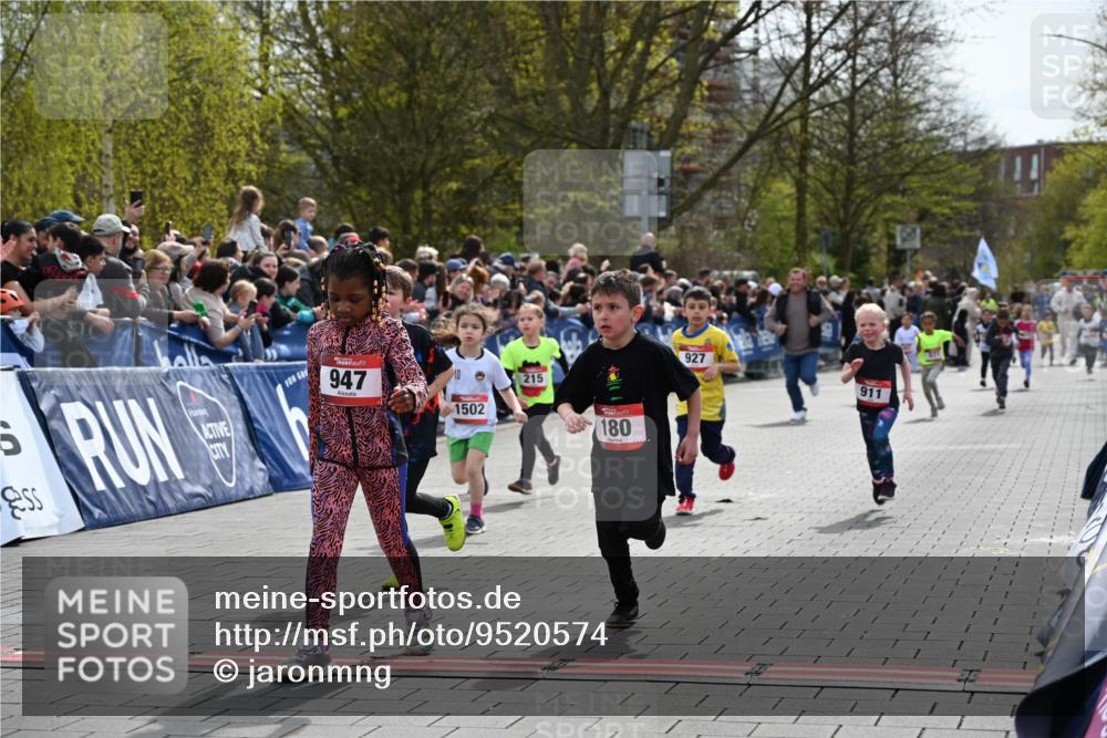 12.04.2026 - 45. Internationalen Wilhelmsburger Insellauf J. Mangold http://msf.ph/oto/9520574 12.04.2026 14:09:19 Ziel 955, 786, 947, 180, 12, 911, 741, 1502, 927, 215, 577 meine-sportfotos.de