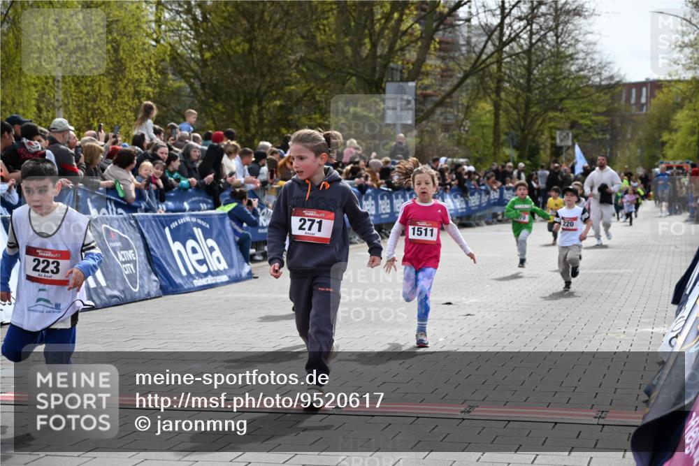 12.04.2026 - 45. Internationalen Wilhelmsburger Insellauf J. Mangold http://msf.ph/oto/9520617 12.04.2026 14:09:25 Ziel 927, 215, 577, 223, 271, 691, 1511, 252, 270, 220, 219 meine-sportfotos.de