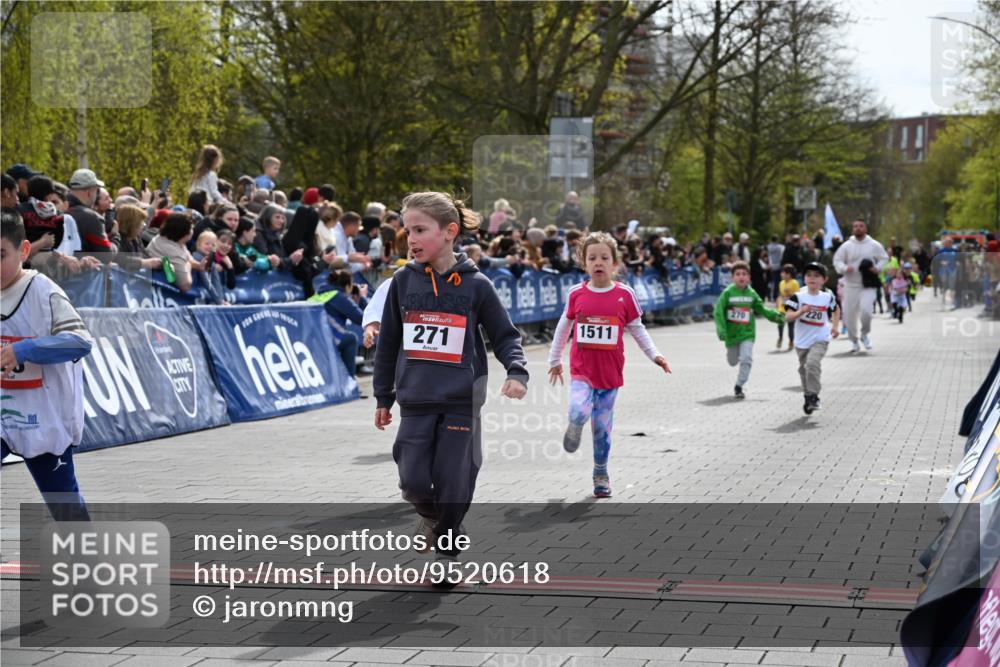 12.04.2026 - 45. Internationalen Wilhelmsburger Insellauf J. Mangold http://msf.ph/oto/9520618 12.04.2026 14:09:25 Ziel 927, 215, 577, 223, 271, 691, 1511, 252, 270, 220, 219 meine-sportfotos.de