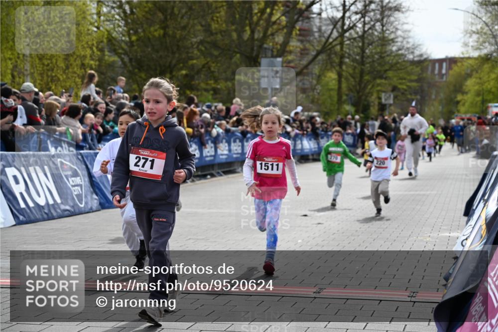 12.04.2026 - 45. Internationalen Wilhelmsburger Insellauf J. Mangold http://msf.ph/oto/9520624 12.04.2026 14:09:25 Ziel 927, 215, 577, 223, 271, 691, 1511, 252, 270, 220, 219 meine-sportfotos.de