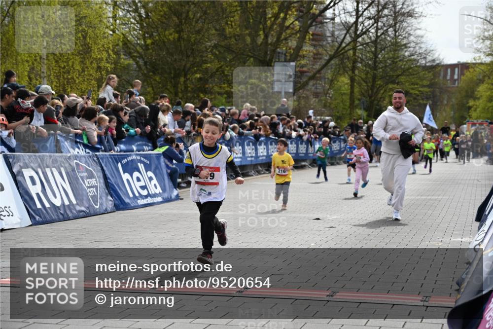 12.04.2026 - 45. Internationalen Wilhelmsburger Insellauf J. Mangold http://msf.ph/oto/9520654 12.04.2026 14:09:29 Ziel 691, 1511, 252, 270, 220, 219, 216 meine-sportfotos.de