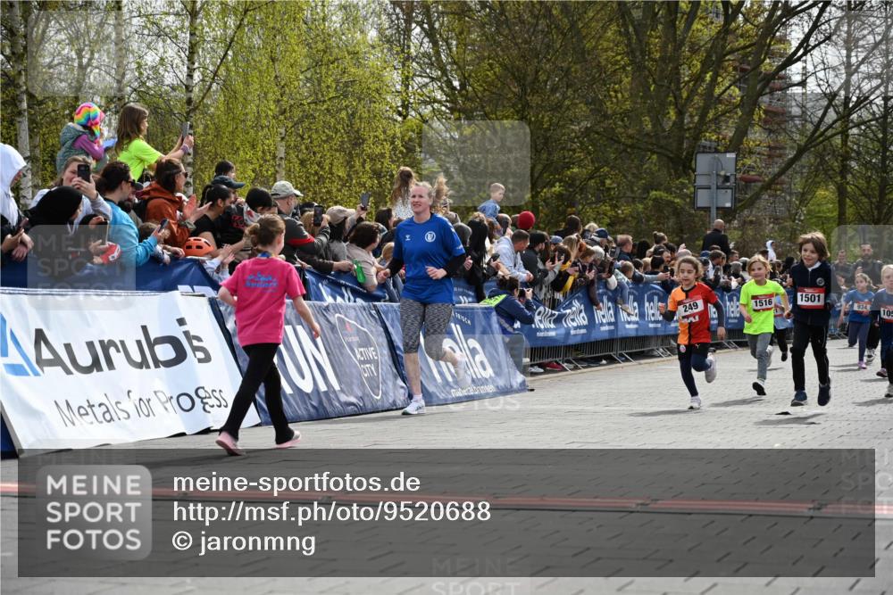12.04.2026 - 45. Internationalen Wilhelmsburger Insellauf J. Mangold http://msf.ph/oto/9520688 12.04.2026 14:09:37 Ziel 25, 1066, 209, 915, 221, 541, 1501, 249, 1059, 1516, 94 meine-sportfotos.de