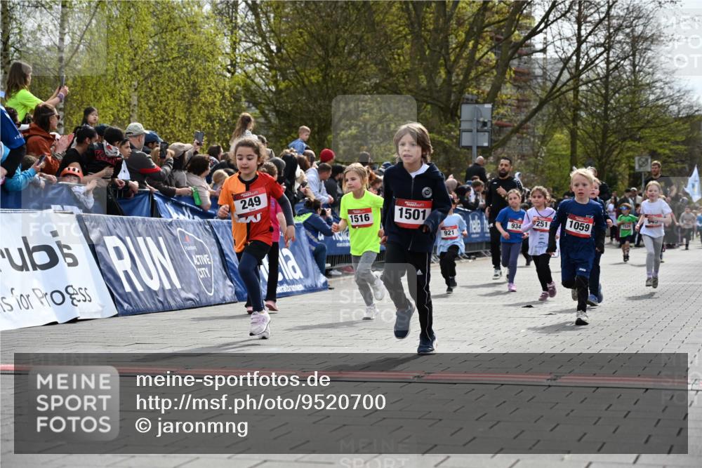 12.04.2026 - 45. Internationalen Wilhelmsburger Insellauf J. Mangold http://msf.ph/oto/9520700 12.04.2026 14:09:39 Ziel 915, 221, 541, 1501, 249, 1059, 1516, 94, 921, 251, 945, 934 meine-sportfotos.de