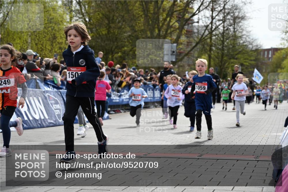 12.04.2026 - 45. Internationalen Wilhelmsburger Insellauf J. Mangold http://msf.ph/oto/9520709 12.04.2026 14:09:40 Ziel 541, 1501, 249, 1059, 1516, 94, 921, 251, 945, 934 meine-sportfotos.de