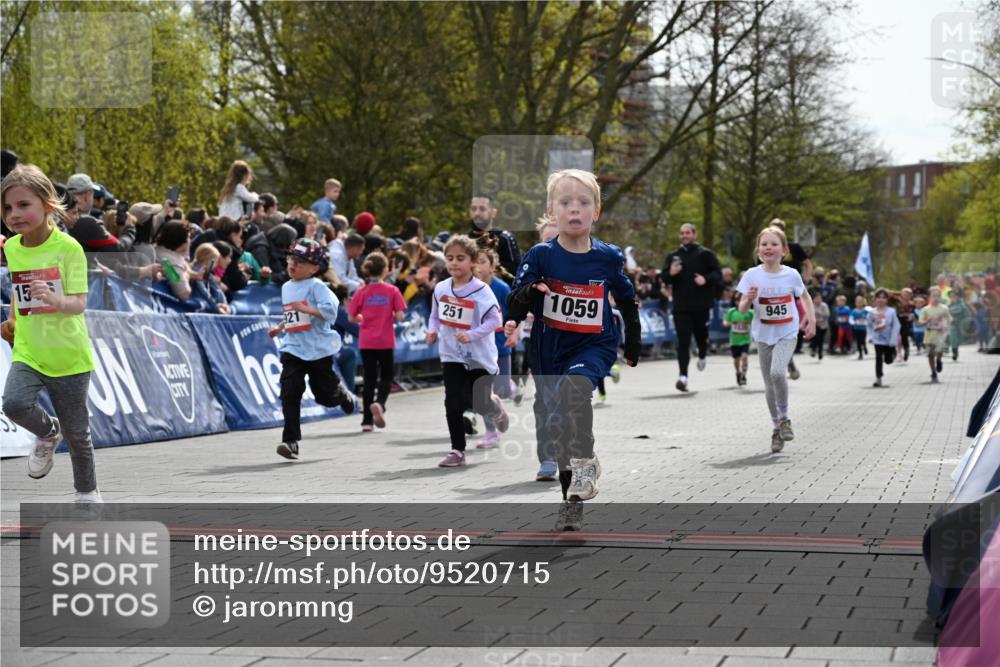 12.04.2026 - 45. Internationalen Wilhelmsburger Insellauf J. Mangold http://msf.ph/oto/9520715 12.04.2026 14:09:41 Ziel 1501, 249, 1059, 1516, 94, 921, 251, 945, 934, 212, 735, 190 meine-sportfotos.de