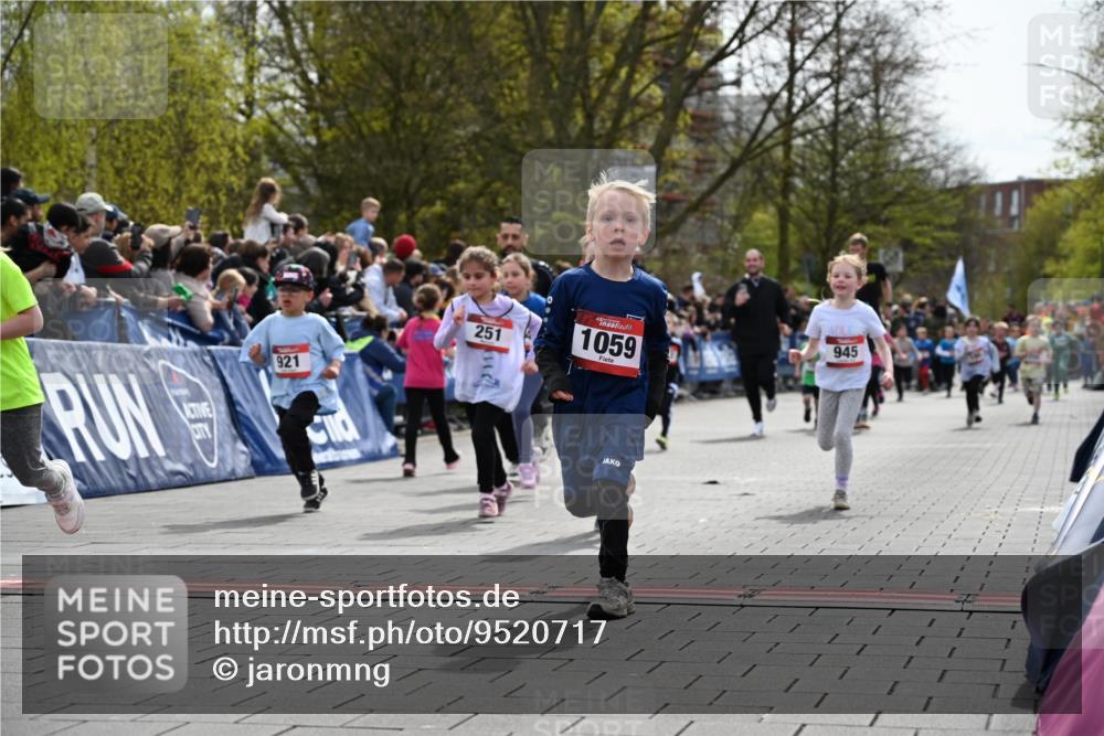 12.04.2026 - 45. Internationalen Wilhelmsburger Insellauf J. Mangold http://msf.ph/oto/9520717 12.04.2026 14:09:41 Ziel 1501, 249, 1059, 1516, 94, 921, 251, 945, 934, 212, 735, 190 meine-sportfotos.de