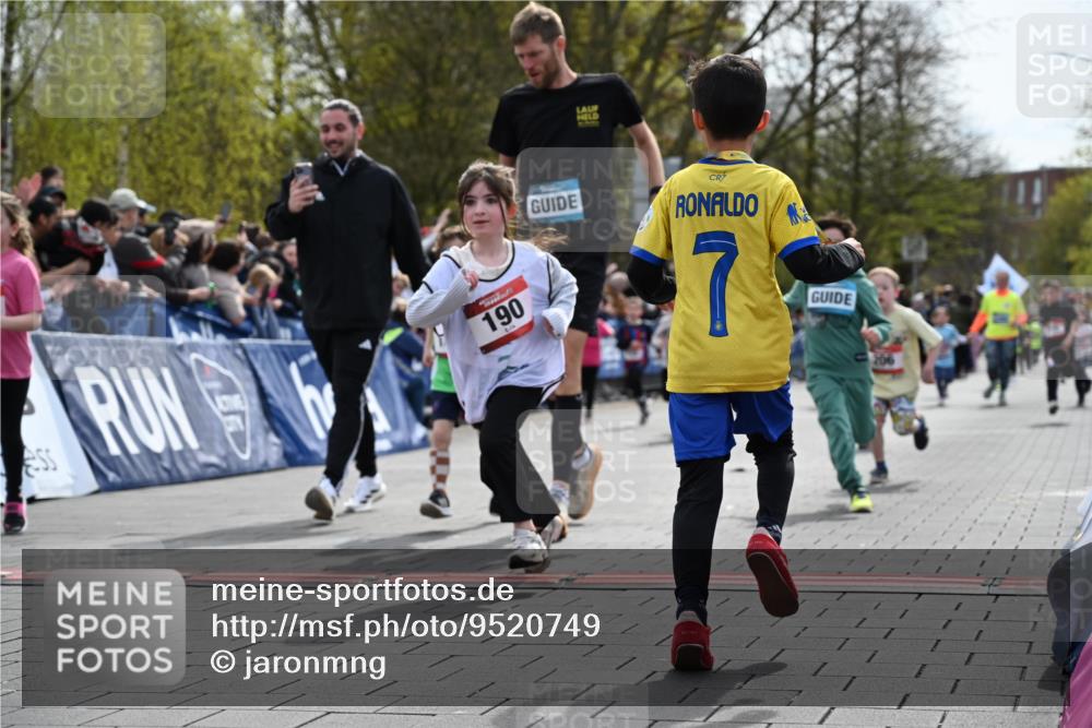 12.04.2026 - 45. Internationalen Wilhelmsburger Insellauf J. Mangold http://msf.ph/oto/9520749 12.04.2026 14:09:46 Ziel 921, 251, 945, 934, 212, 735, 190, 240, 1520, 206, 908, 776, 172, 183, 196, 449, 772 meine-sportfotos.de