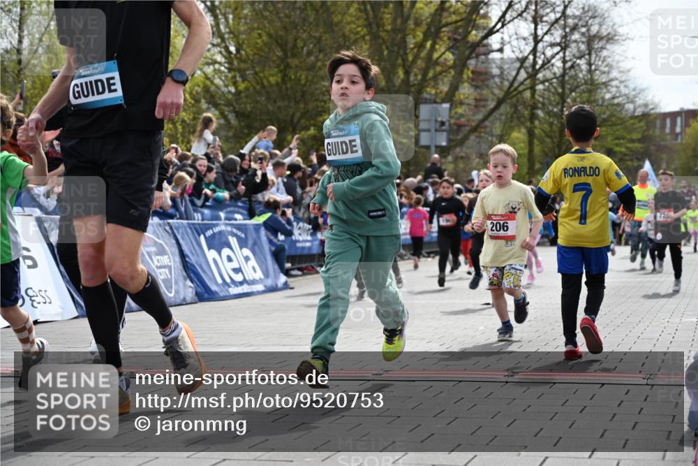 12.04.2026 - 45. Internationalen Wilhelmsburger Insellauf J. Mangold http://msf.ph/oto/9520753 12.04.2026 14:09:47 Ziel 934, 212, 735, 190, 240, 1520, 206, 908, 776, 172, 183, 196, 449, 772, 7, 917 meine-sportfotos.de