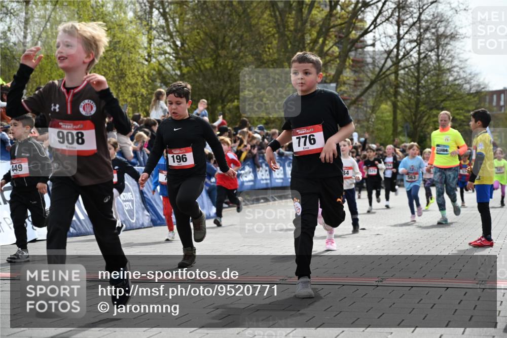 12.04.2026 - 45. Internationalen Wilhelmsburger Insellauf J. Mangold http://msf.ph/oto/9520771 12.04.2026 14:09:50 Ziel 240, 1520, 206, 908, 776, 172, 183, 196, 449, 772, 7, 917, 284, 44, 200, 563, 53, 712, 1512, 1525, 551, 764, 567 meine-sportfotos.de