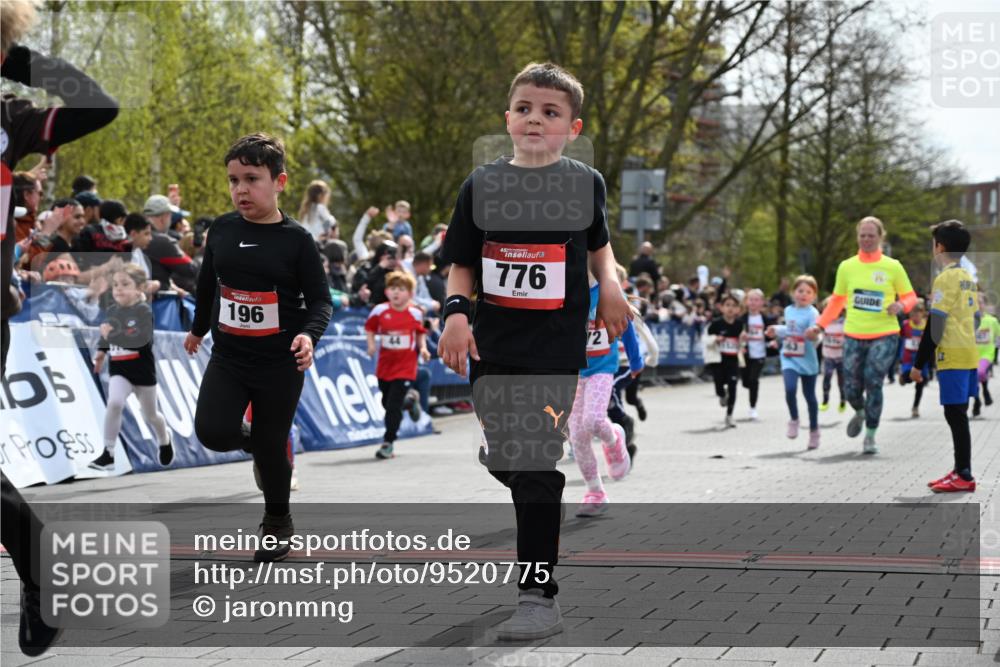 12.04.2026 - 45. Internationalen Wilhelmsburger Insellauf J. Mangold http://msf.ph/oto/9520775 12.04.2026 14:09:50 Ziel 240, 1520, 206, 908, 776, 172, 183, 196, 449, 772, 7, 917, 284, 44, 200, 563, 53, 712, 1512, 1525, 551, 764, 567 meine-sportfotos.de