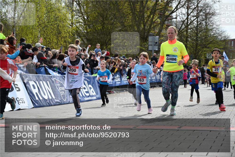 12.04.2026 - 45. Internationalen Wilhelmsburger Insellauf J. Mangold http://msf.ph/oto/9520793 12.04.2026 14:09:52 Ziel 206, 908, 776, 172, 183, 196, 449, 772, 7, 917, 284, 44, 200, 563, 53, 712, 1512, 1525, 551, 764, 567 meine-sportfotos.de