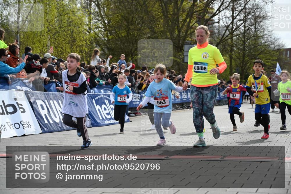 12.04.2026 - 45. Internationalen Wilhelmsburger Insellauf J. Mangold http://msf.ph/oto/9520796 12.04.2026 14:09:52 Ziel 206, 908, 776, 172, 183, 196, 449, 772, 7, 917, 284, 44, 200, 563, 53, 712, 1512, 1525, 551, 764, 567 meine-sportfotos.de